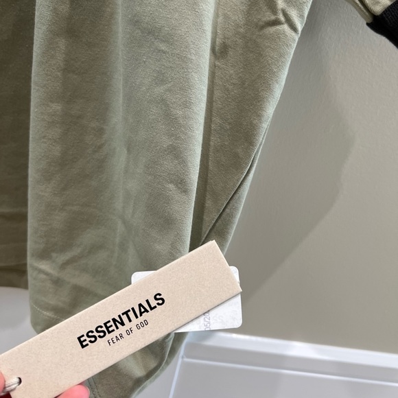 BNWT ESSENTIALS TSHIRT - Picture 3 of 5